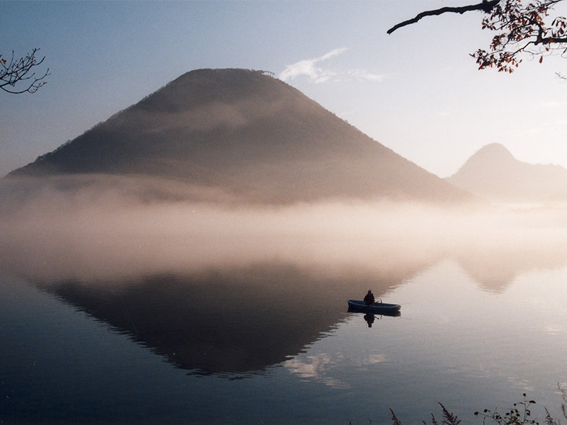 朝靄の榛名湖